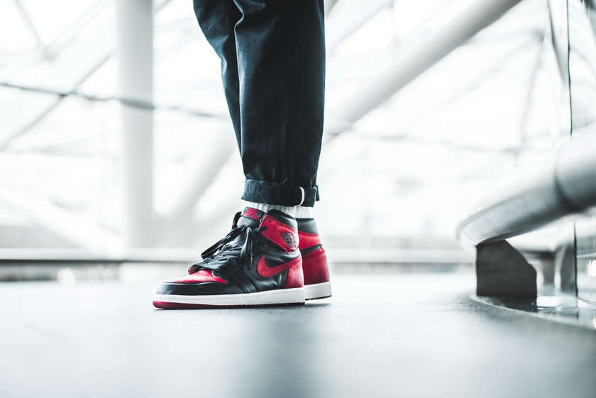 nike-air-jordan-1-retro-high-og-banned-555088-001-mood-2.jpg