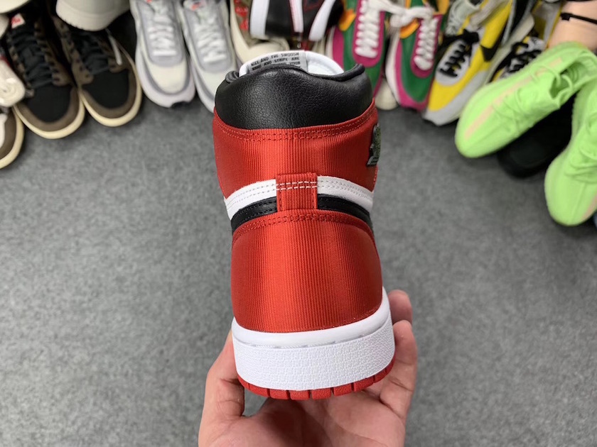 Air Jordan 1女è£
ç¼é¢é»è²é头CD0461-016å叿¥æ