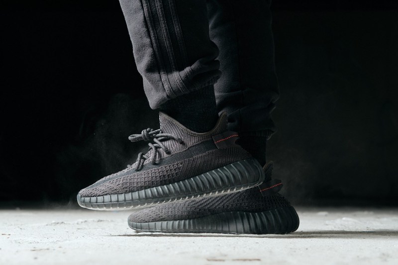YEEZY BOOST 350 V2 å
¨æ°é»éé
è²ä¸è
³é è¦½
