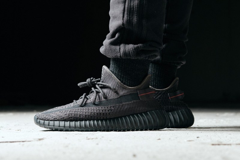 YEEZY BOOST 350 V2 å
¨æ°é»éé
è²ä¸è
³é è¦½