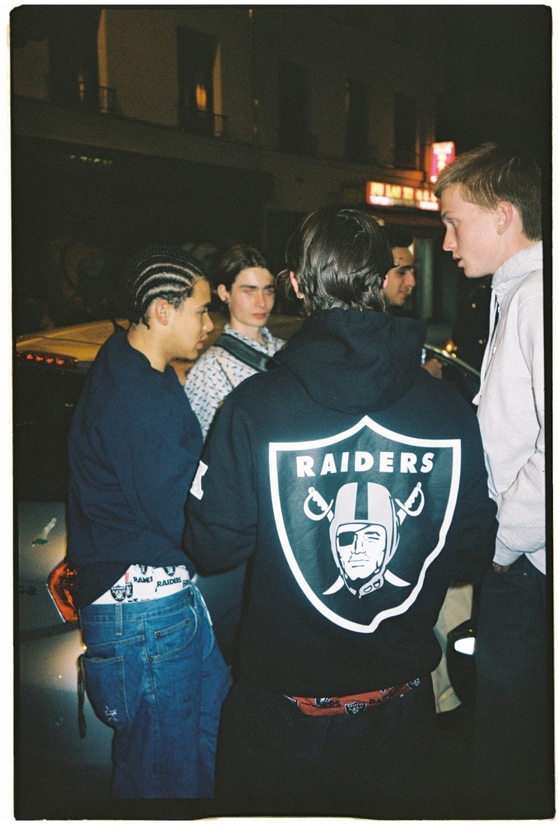 向nfl 传奇球队 oakland raiders 致敬!supreme x nfl