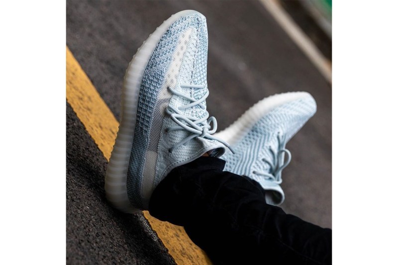 æ¶å
é è¦½ YEEZY BOOST 350 V2 ææ°é
è²ãCloud Whiteãä¸è
³å輯