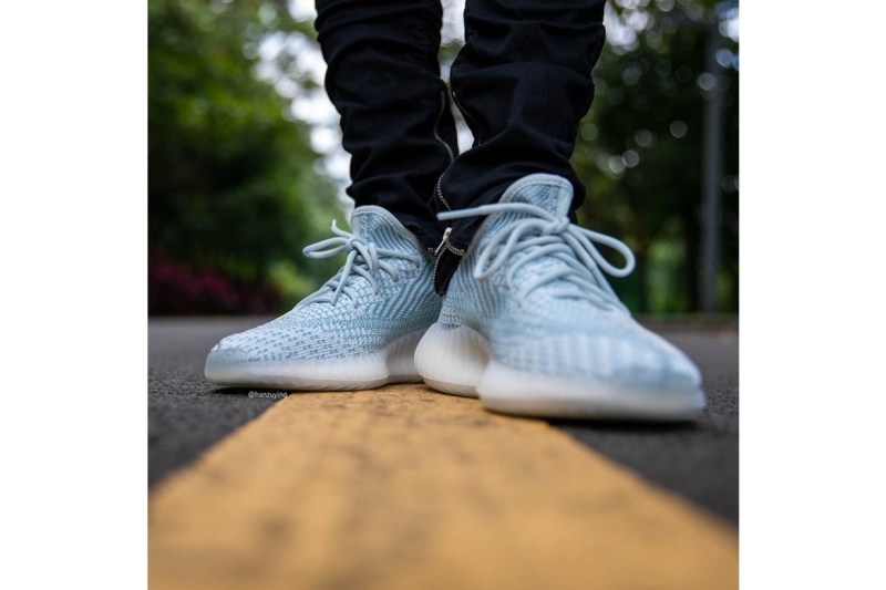 æ¶å
é è¦½ YEEZY BOOST 350 V2 ææ°é
è²ãCloud Whiteãä¸è
³å輯