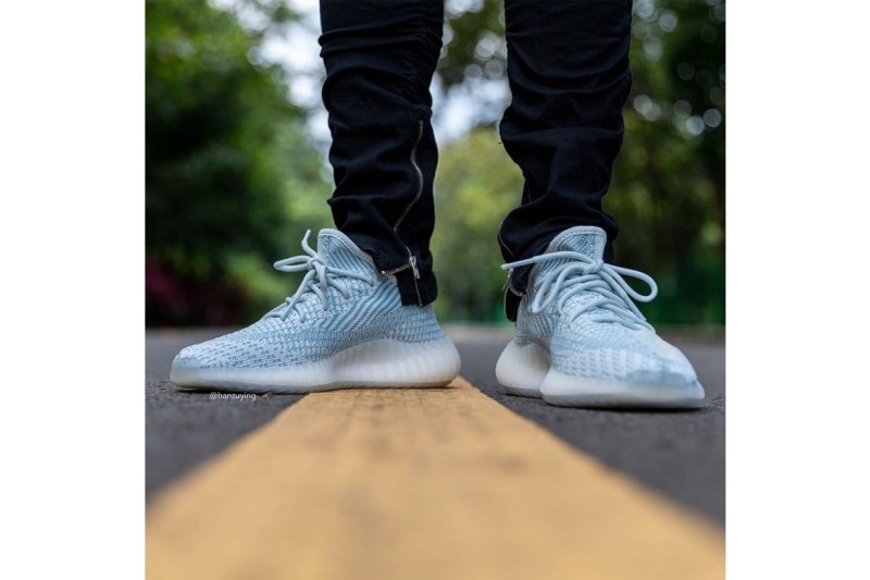 æ¶å
é è¦½ YEEZY BOOST 350 V2 ææ°é
è²ãCloud Whiteãä¸è
³å輯