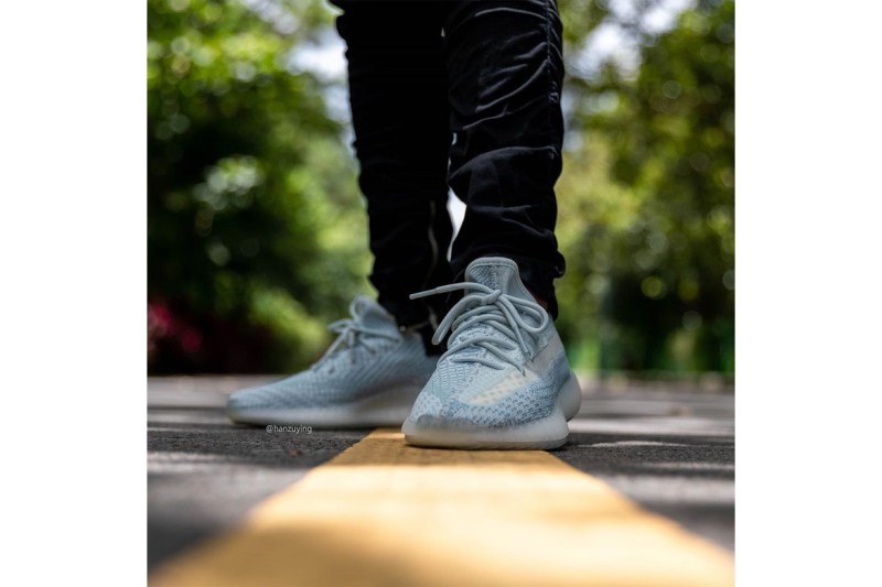 æ¶å
é è¦½ YEEZY BOOST 350 V2 ææ°é
è²ãCloud Whiteãä¸è
³å輯