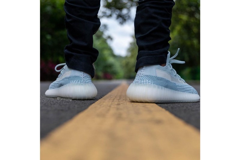 æ¶å
é è¦½ YEEZY BOOST 350 V2 ææ°é
è²ãCloud Whiteãä¸è
³å輯