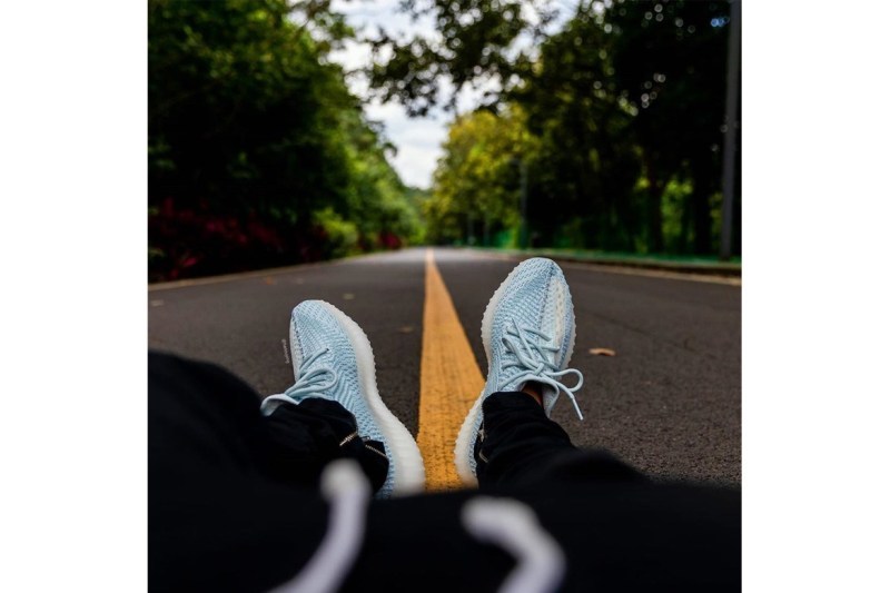 æ¶å
é è¦½ YEEZY BOOST 350 V2 ææ°é
è²ãCloud Whiteãä¸è
³å輯