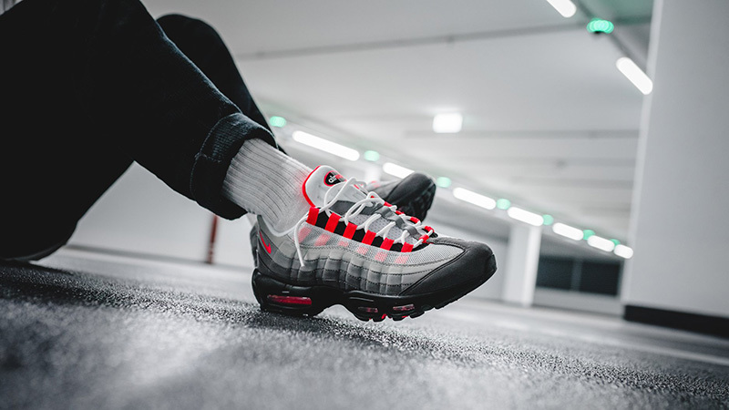 Nike-Air-Max-95-Solar-Red-AT2865-100-05.jpg