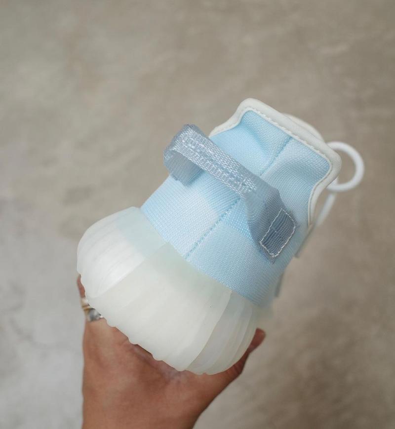 再次近賞 adidas YEEZY BOOST 350 V2 最新配色「Mono Ice」