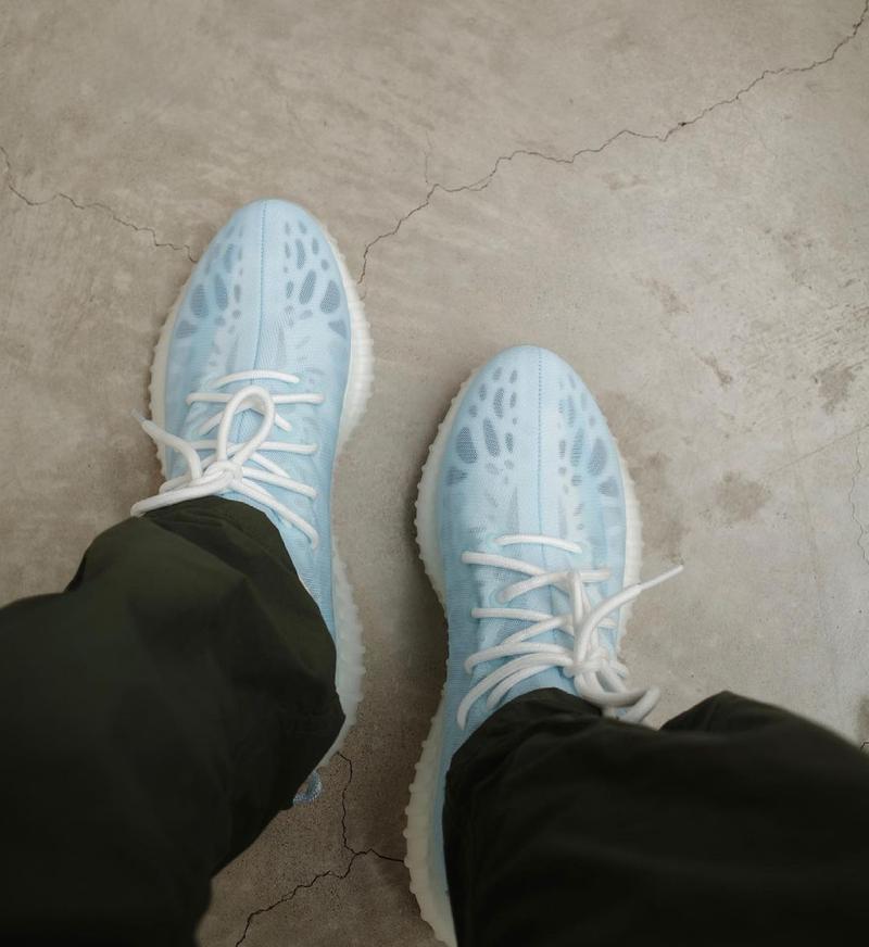 再次近賞 adidas YEEZY BOOST 350 V2 最新配色「Mono Ice」