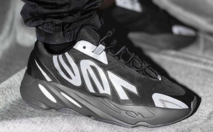 球鞋开箱60秒——YEEZY 700 MNVN 黑武士