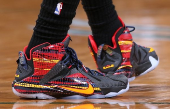 詹姆斯上腳lebron 12 23 chromosomes騎士配色