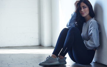 美女模特上脚示范adidas yeezy boost 350 "moonrock"