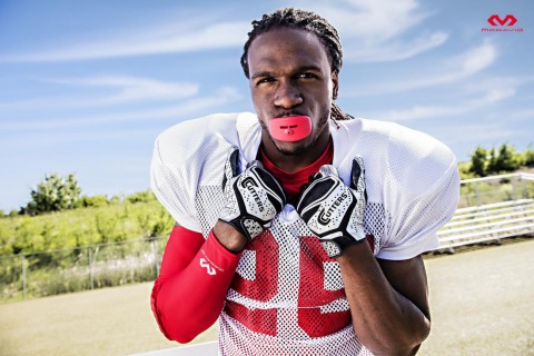 人作为全球运动护具行业的引领者,mcdavid(迈克达威)已经拥有将近5