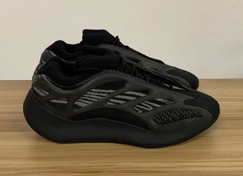 yeezy 700 v3 black以一袭黑色贯穿整体,灰白编织纹理搭配粗犷利落